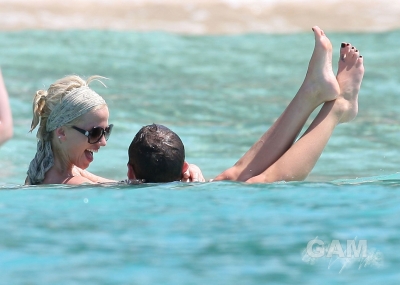 Sarah_Harding_on_the_beach_in_the_Caribbean_01_02_10_283929.jpg