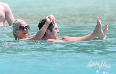 Sarah_Harding_on_the_beach_in_the_Caribbean_01_02_10_284029.jpg