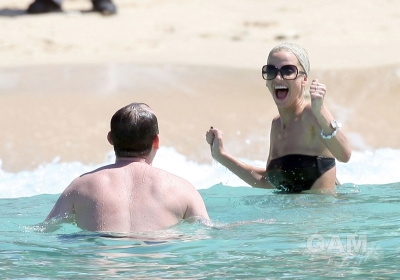 Sarah_Harding_on_the_beach_in_the_Caribbean_01_02_10_284429.jpg