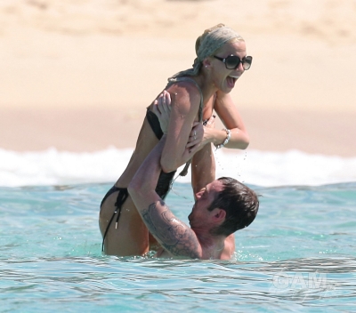 Sarah_Harding_on_the_beach_in_the_Caribbean_01_02_10_284729.jpg