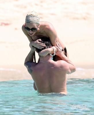 Sarah_Harding_on_the_beach_in_the_Caribbean_01_02_10_284929.jpg
