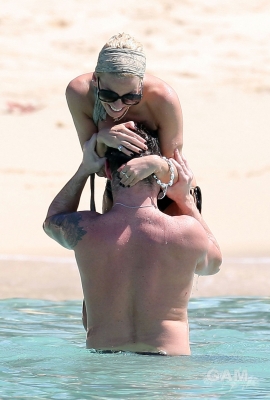 Sarah_Harding_on_the_beach_in_the_Caribbean_01_02_10_285029.jpg