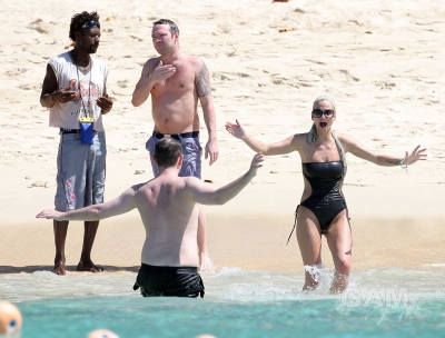 Sarah_Harding_on_the_beach_in_the_Caribbean_01_02_10_285229.jpg