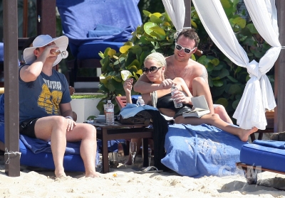 Sarah_Harding_on_the_beach_in_the_Caribbean_01_02_10_285629.jpg