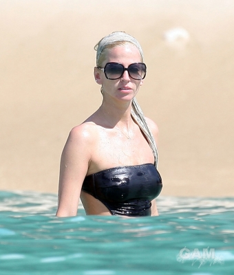 Sarah_Harding_on_the_beach_in_the_Caribbean_01_02_10_286229.jpg