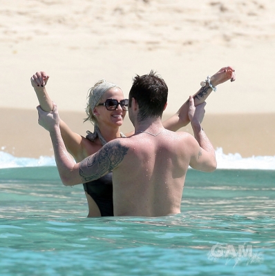 Sarah_Harding_on_the_beach_in_the_Caribbean_01_02_10_287029.jpg