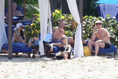 Sarah_Harding_on_the_beach_in_the_Caribbean_01_02_10_287329.jpg