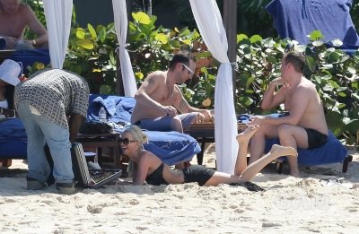 Sarah_Harding_on_the_beach_in_the_Caribbean_01_02_10_287429.jpg