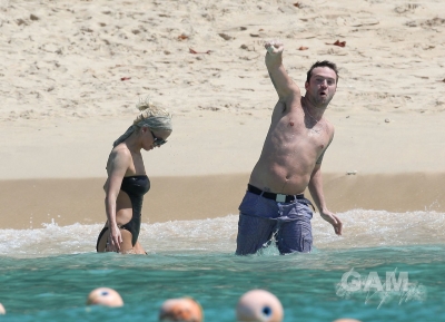 Sarah_Harding_on_the_beach_in_the_Caribbean_01_02_10_287629.jpg