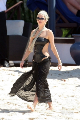 Sarah_Harding_on_the_beach_in_the_Caribbean_01_02_10_287729.jpg