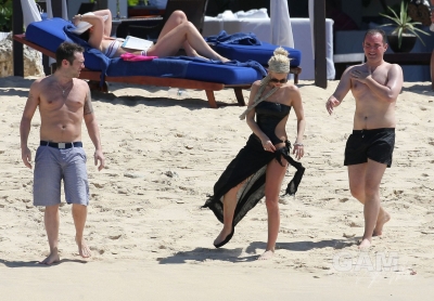 Sarah_Harding_on_the_beach_in_the_Caribbean_01_02_10_288029.jpg