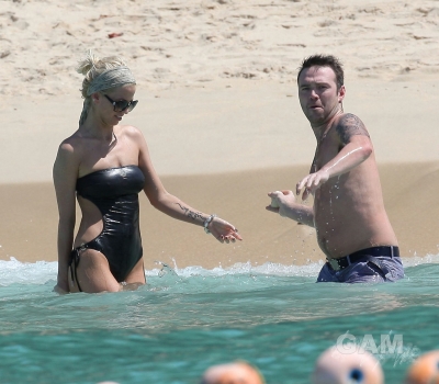 Sarah_Harding_on_the_beach_in_the_Caribbean_01_02_10_288129.jpg