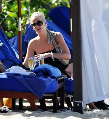 Sarah_Harding_on_the_beach_in_the_Caribbean_01_02_10_28929.jpg