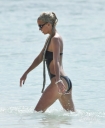 Sarah_Harding_on_the_beach_in_the_Caribbean_01_02_10_282429.jpg