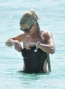 Sarah_Harding_on_the_beach_in_the_Caribbean_01_02_10_282629.jpg