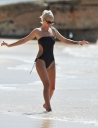 Sarah_Harding_on_the_beach_in_the_Caribbean_01_02_10_283029.jpg