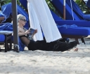 Sarah_Harding_on_the_beach_in_the_Caribbean_01_02_10_28729.jpg