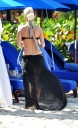 Sarah_Harding_on_the_beach_in_the_Caribbean_01_02_10_28829.jpg