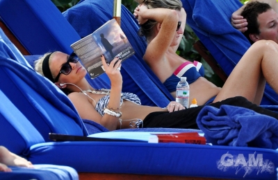 Sarah_Harding_on_the_beach_in_the_Caribbean_02_02_10_281229.jpg