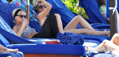 Sarah_Harding_on_the_beach_in_the_Caribbean_02_02_10_281329.jpg