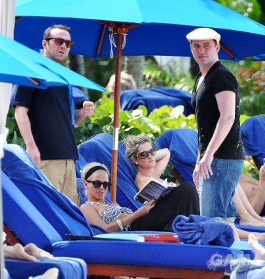 Sarah_Harding_on_the_beach_in_the_Caribbean_02_02_10_28929.jpg