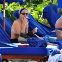 Sarah_Harding_on_the_beach_in_the_Caribbean_02_02_10_28229.jpg