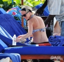 Sarah_Harding_on_the_beach_in_the_Caribbean_02_02_10_28829.jpg
