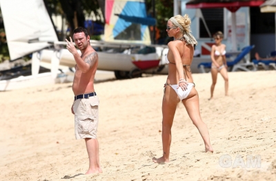 Sarah_Harding_on_the_beach_in_the_Caribbean_03_02_10_281229.jpg