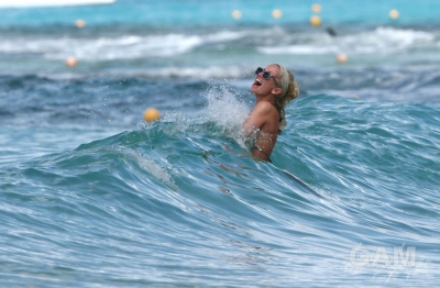 Sarah_Harding_on_the_beach_in_the_Caribbean_03_02_10_28129.jpg