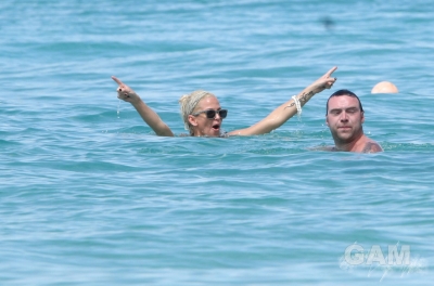 Sarah_Harding_on_the_beach_in_the_Caribbean_03_02_10_281529.jpg