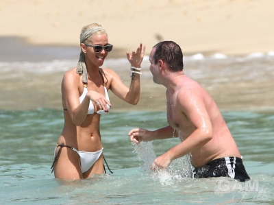 Sarah_Harding_on_the_beach_in_the_Caribbean_03_02_10_281729.jpg