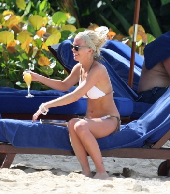 Sarah_Harding_on_the_beach_in_the_Caribbean_03_02_10_283329.jpg