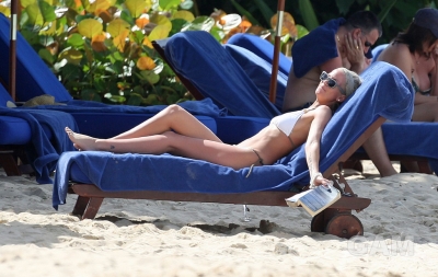 Sarah_Harding_on_the_beach_in_the_Caribbean_03_02_10_283429.jpg