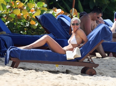 Sarah_Harding_on_the_beach_in_the_Caribbean_03_02_10_283729.jpg