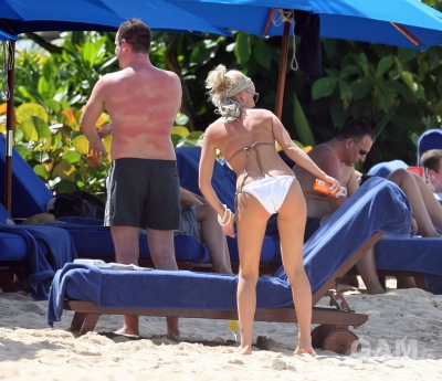 Sarah_Harding_on_the_beach_in_the_Caribbean_03_02_10_283929.jpg