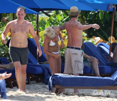 Sarah_Harding_on_the_beach_in_the_Caribbean_03_02_10_284129.jpg