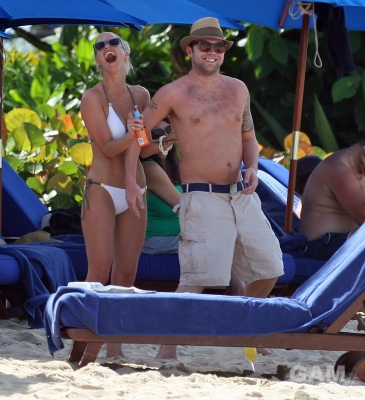 Sarah_Harding_on_the_beach_in_the_Caribbean_03_02_10_284329.jpg