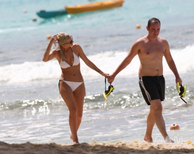 Sarah_Harding_on_the_beach_in_the_Caribbean_03_02_10_284929.jpg