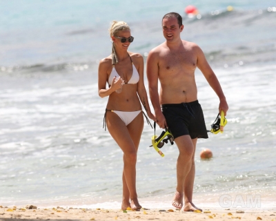 Sarah_Harding_on_the_beach_in_the_Caribbean_03_02_10_285329.jpg
