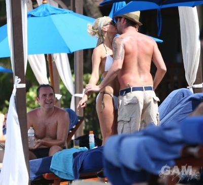 Sarah_Harding_on_the_beach_in_the_Caribbean_03_02_10_285829.jpg