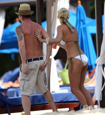 Sarah_Harding_on_the_beach_in_the_Caribbean_03_02_10_286529.jpg