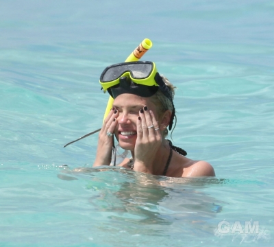 Sarah_Harding_on_the_beach_in_the_Caribbean_03_02_10_287129.jpg