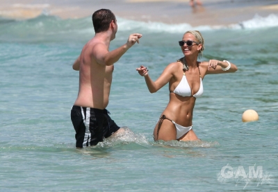 Sarah_Harding_on_the_beach_in_the_Caribbean_03_02_10_28729.jpg