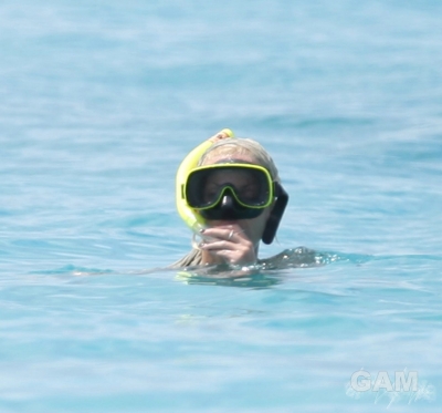 Sarah_Harding_on_the_beach_in_the_Caribbean_03_02_10_287329.jpg