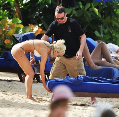 Sarah_Harding_on_the_beach_in_the_Caribbean_03_02_10_287829.jpg