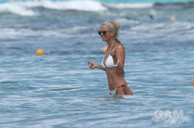 Sarah_Harding_on_the_beach_in_the_Caribbean_03_02_10_28829.jpg