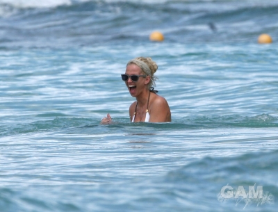 Sarah_Harding_on_the_beach_in_the_Caribbean_03_02_10_288729.jpg