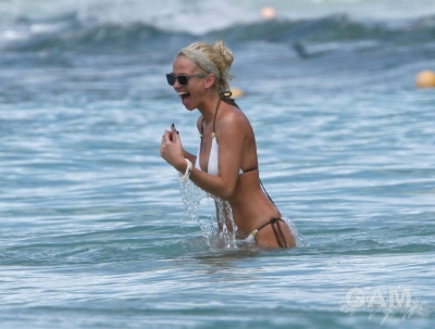 Sarah_Harding_on_the_beach_in_the_Caribbean_03_02_10_288829.jpg