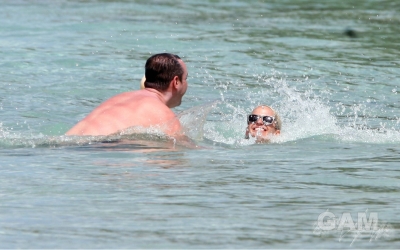 Sarah_Harding_on_the_beach_in_the_Caribbean_03_02_10_289129.jpg
