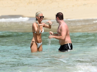 Sarah_Harding_on_the_beach_in_the_Caribbean_03_02_10_289529.jpg